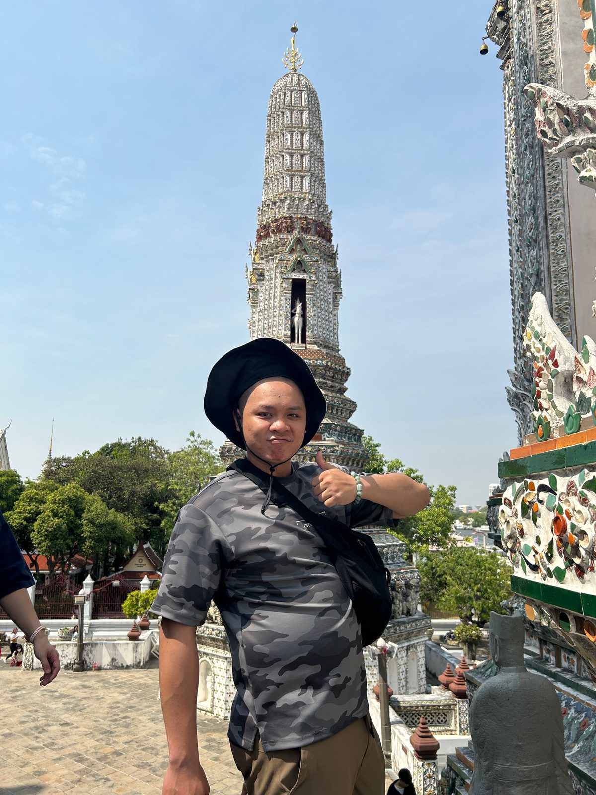 蛻變前的高大可在泰國旅行