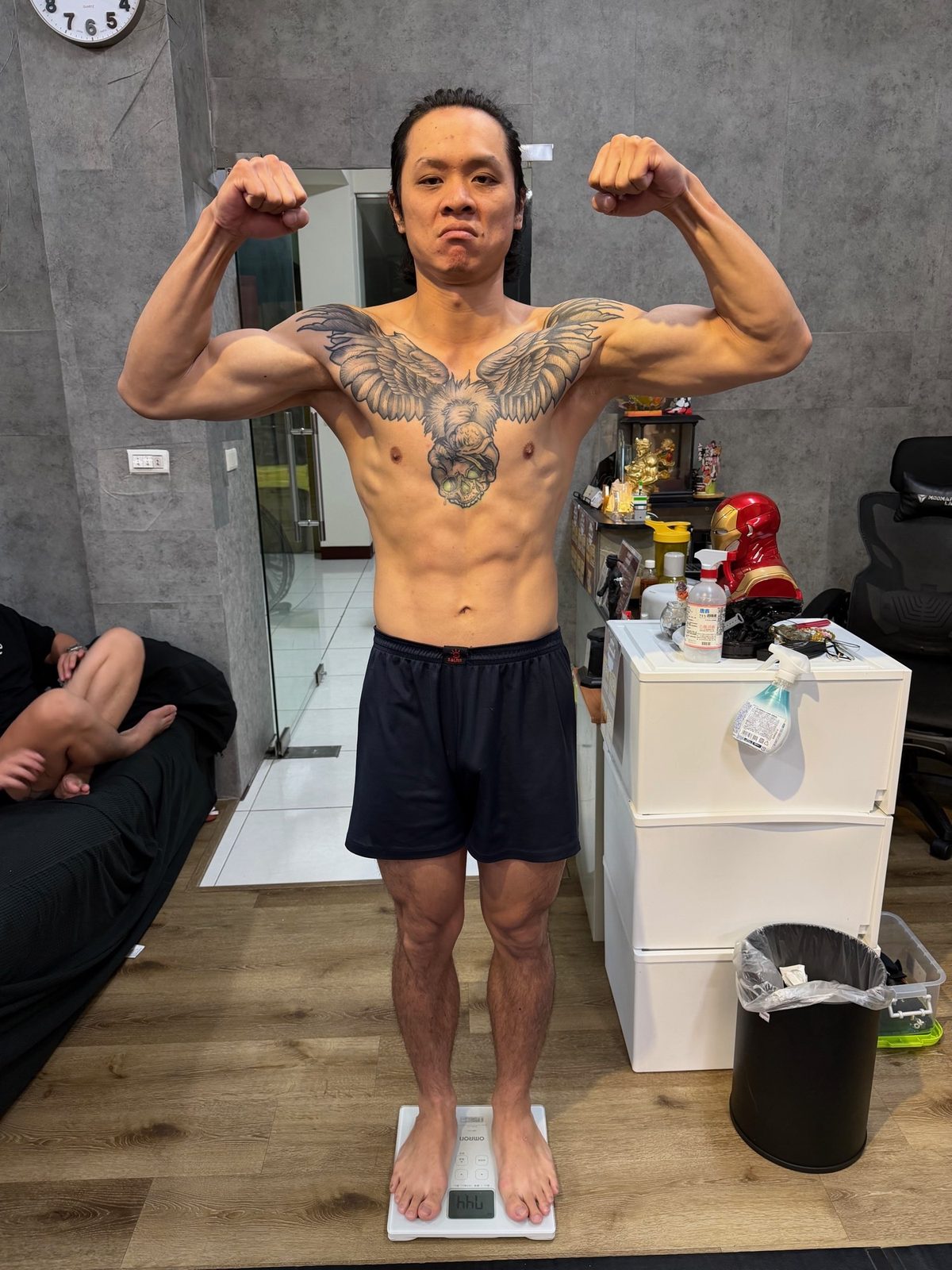 蛻變後的高大可站上體重計